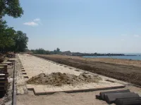 Новости » Общество: На смотровой площадке у Приморского парка Керчи мостят тротуары