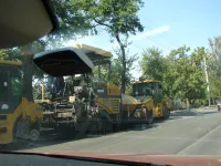 Новости » Общество: Вдоль зоны отдыха "Черепашка" в Керчи уложили новые бордюры