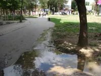 Новости » Коммуналка: У дома по Войкова, 23 в Керчи произошел очередной порыв водовода