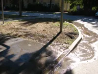 Новости » Коммуналка: По улице Суворова в Керчи второй день бежит вода