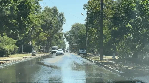 Новости » Коммуналка: Улица Кирова частично затоплена водой из-за порыва