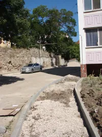 В Керчи приводят в порядок придомовую территорию дома по Советской, 7