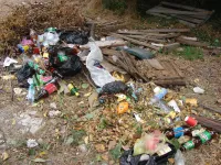 Новости » Общество: Внутри квартала по Розы Люксембург, 5 в Керчи нерадивые жители бросают мусор на старое место