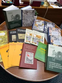 Новости » Культура: Керченская ЦБС получила в дар уникальные книги о монетах