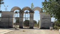 В Приморском парке начали ремонт арки
