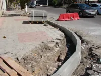 Новости » Общество: Вдоль улицы Свердлова в Керчи продолжают устанавливать бордюры