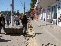 У торговых павильонов В Керчи по Еременко начали демонтировать тротуарную плитку