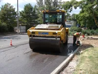 На улице Кирова в Керчи продолжается асфальтировка новых парковок