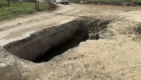 Новости » Общество: Керчане опасаются, что в яму на Полевой могут провалиться люди или автомобили