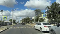 Новости » Общество: Около школы-гимназии №1 керчане заставляют машинами одну полосу дороги