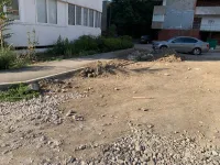 Новости » Общество: Жильцы высотки по Генерала Петрова, 18 в Керчи ждут асфальтировки своей территории