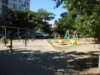 Во дворе трех МКД по Кирова, 119 в Керчи сегодня восстановили тренажеры и карусель-вертушку