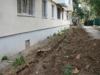 Разрытая водоканалом траншея у дома по Всесоюзной, 5 в Керчи стоит уже месяц