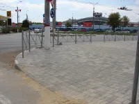 Новости » Общество: У фасада автовокзала Керчи тротуар уложили полностью