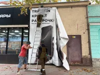Новости » Общество: На Ленина в Керчи с фасадов зданий демонтировали незаконную рекламу