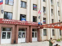 Сегодня в Керчи на Школе искусств им. Романа Сердюка меняли вывеску