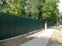 Обширную территорию центра реабилитации для несовершеннолетних в Керчи обнесли сплошным высоким забором