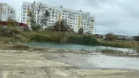 Новости » Коммуналка: В Керчи на Индустриальном шоссе так и не могут устранить озеро