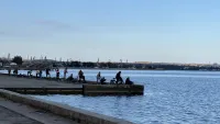 Керчане по вечерам выходят на рыбалку