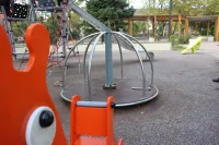 В Керчи продолжают ремонтировать поломанные элементы детских и спортивных площадок