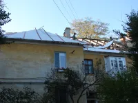 Новости » Общество: В Керчи продолжается капитальный ремонт кровель домов старого фонда