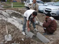 Новости » Общество: В Керчи от ж/д переезда до проходной завода "Пролив" делают новый тротуар