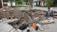Новости » Коммуналка: В выходные керченские тепловики продолжают чинить свои сети у дома по Сморжевского, 4