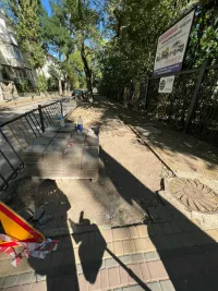 На улице Юннатов в Керчи с тротуара демонтируют целую плитку