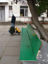 Новости » Общество: У поликлиники №2 в Керчи установили, наконец, новые лавочки