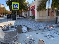 В Керчи продолжаются работы по замене тротуарной плитки на улице Козлова