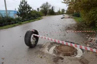 Новости » Общество: Аварийные люки в Мичурино продолжают ремонтировать