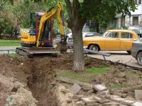 Во дворе МКД по Генерала Петрова,16 в Керчи готовятся укладывать кабель электроосвещения
