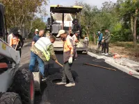 На улице Бардина в Керчи завершают асфальтировку дороги