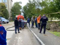 Новости » Криминал и ЧП: В районе Вокзального Шоссе, 49 в Керчи водоканал повредил электрокабель