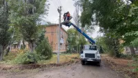 Новости » Общество: Во дворах МКД района улицы Архитектурной, 5/2 в Керчи тянут новую электролинию