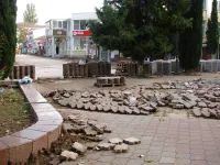 Новости » Общество: В керченском переулке Кооперативный уложили первые новые бордюры