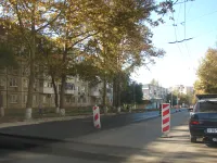 Новости » Общество: На улице Горького в Керчи укладывают второй слой асфальта