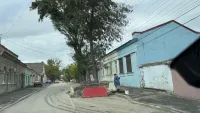 Новости » Коммуналка: Очередную яму на дороге оставил водоканал в Керчи