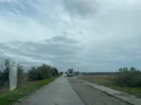 Новости » Общество: В Ленинском районе ремонтируют дорогу, ведущую в Керчь