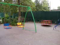 На Генерала Петрова, 24 в Керчи обновили элементы спортивной и детских площадок