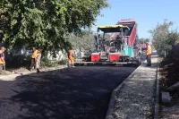В районе Старого Стеклотарного в Керчи асфальтируют дороги