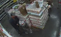 Новости » Криминал и ЧП: В Крыму магазинный вор заранее рассылал уведомления о кражах