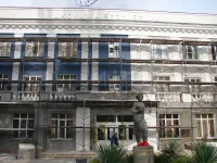 На школе № 17 в Керчи продолжают обновлять фасад