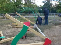 Новости » Общество: Во дворе МКД по Кирова, 119 в Керчи полностью демонтируют элементы детских площадок