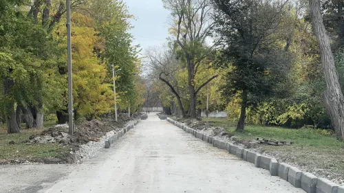 Новости » Общество: На Энгельса уложили первый слой асфальта