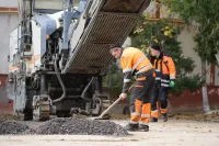 Во дворах по Индустриальному шоссе, 23, 21, 21/1 начали благоустройство