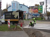 Новости » Общество: На съездах с улицы Горького в Керчи наносят пешеходную разметку