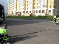 Новости » Общество: На Индустриальном шоссе в Керчи готовятся наносить дорожную разметку