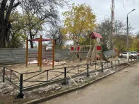 Во дворе по Суворова, 25 в Керчи ставят новую детскую площадку
