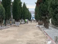 На Циолковского в Керчи обновляют тротуары с обеих сторон дороги